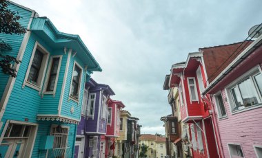 Şehir merkezinde eski bir bina var.