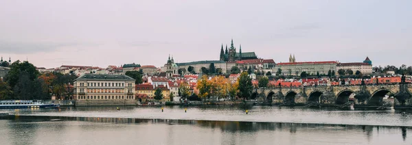 Prag ve Vltava nehirlerinin şehir manzarası — Stok fotoğraf