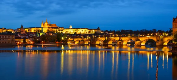 Pražské panorama a most přes řeku v noci — Stock fotografie