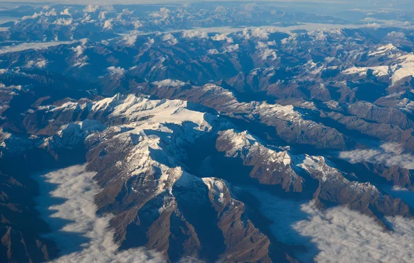 Luchtfoto boven de wolken op bergtoppen — Stockfoto