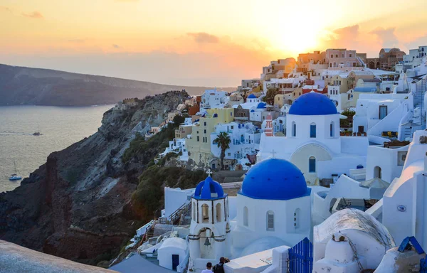 Santorini Adası 'ndaki Oia Köyü' nde güzel bir gün batımı