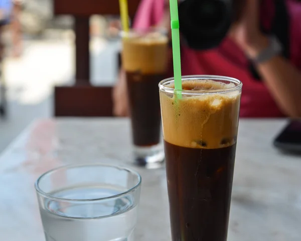 Tasse schwarzen Kaffee und Eis — Stockfoto