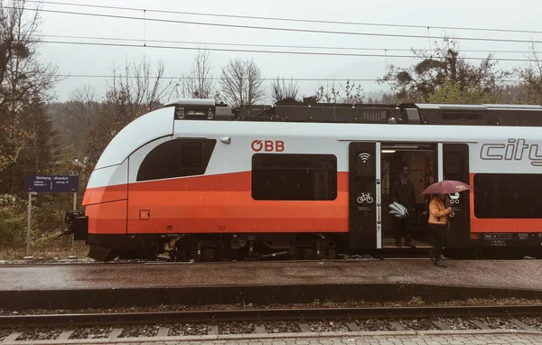 Туристический поезд, курсирующий в Халлстатт, Австрия — стоковое фото