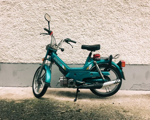 Un estacionamiento Mobylette en la calle del casco antiguo — Foto de Stock