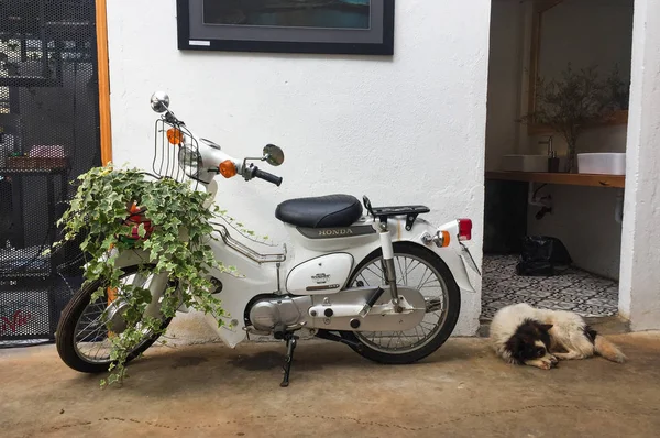 Altes honda-motorrad am landhaus — Stockfoto