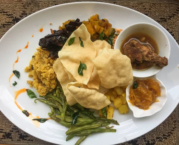 Comida tradicional do Sri Lanka na hora do almoço — Fotografia de Stock