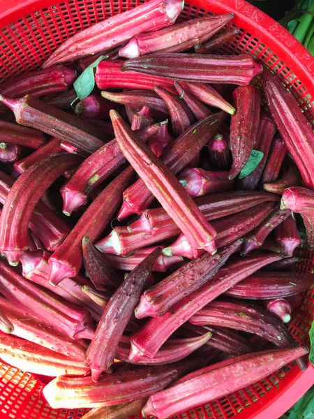 Okra fresco rosso in vendita al mercato — Foto Stock