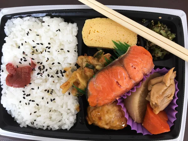 Caja japonesa Bento con arroz, verduras — Foto de Stock