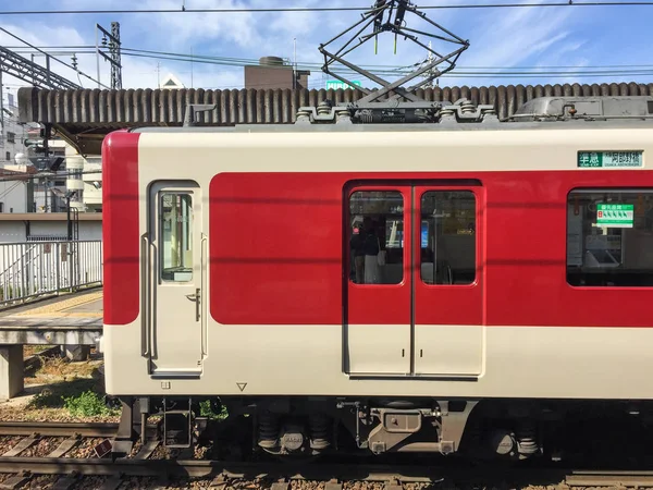 Ein Nahverkehrszug hält am jr-Bahnhof — Stockfoto