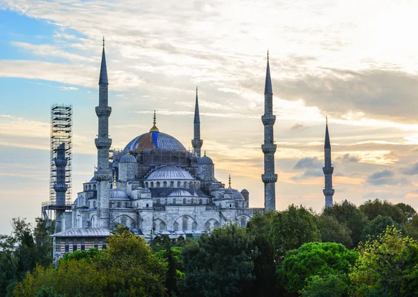 黄昏时分著名的蓝色清真寺 — 图库照片