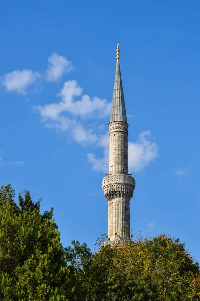 Ein hohes weißes Minarett einer muslimischen Moschee — Stockfoto