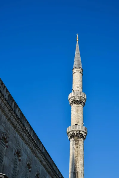 Ein hohes weißes Minarett einer muslimischen Moschee — Stockfoto