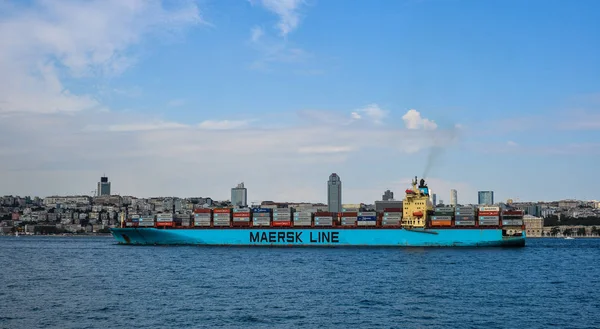 Kontejnerová nákladní loď v Bosphorském průlivu — Stock fotografie