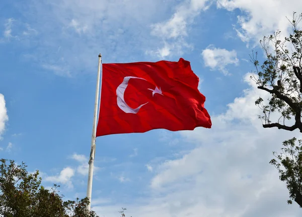 Turkse vlag op de hemelachtergrond — Stockfoto