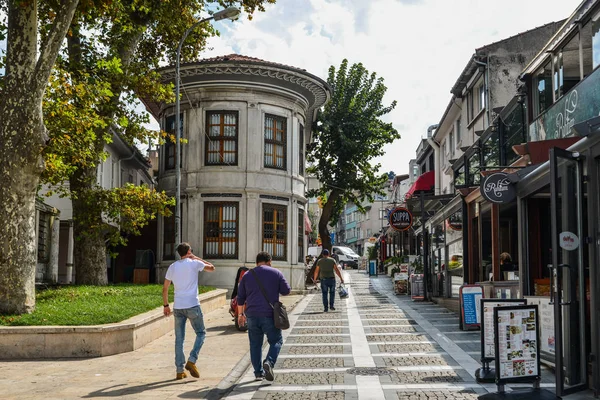 Gente caminando por la calle en Estambul —  Fotos de Stock