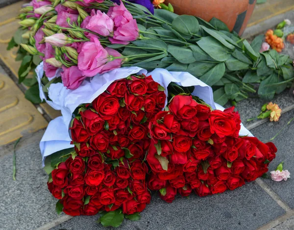Rose rouge à vendre au marché de rue — Photo