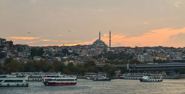 Forntida moské i skymningen i Istanbul, Turkiet — Stockfoto