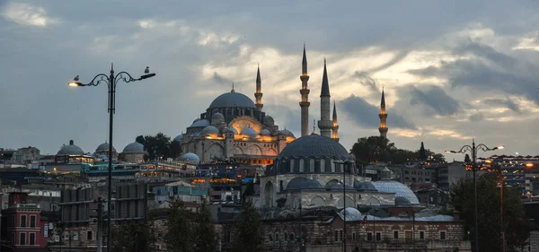 İstanbul, Türkiye 'de alacakaranlıkta antik cami