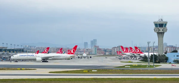 Osobní letadlo na letišti v Istanbulu — Stock fotografie