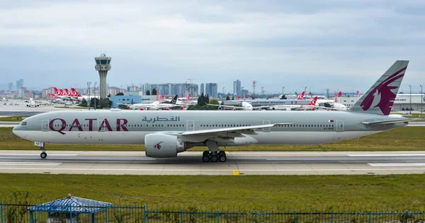 Passenger airplane at Istanbul Airport — Stock Photo, Image