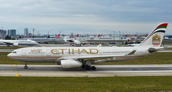 Avión de pasajeros en el aeropuerto de Estambul —  Fotos de Stock