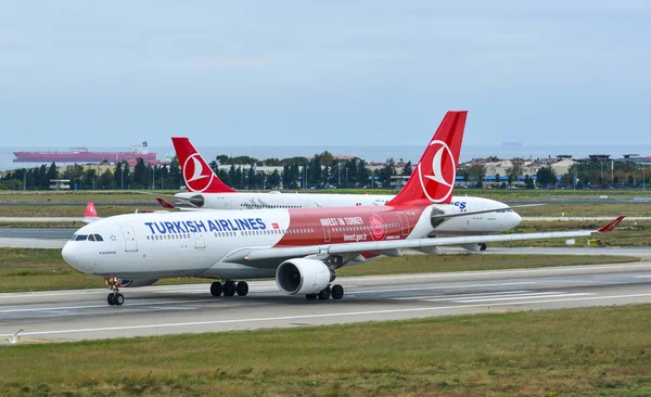 Пассажирский самолет в аэропорту Стамбула — стоковое фото