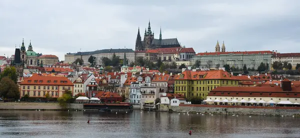 Prag Kalesi ve Prag'da Vltava Nehri — Stok fotoğraf