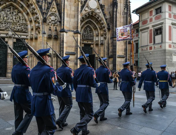 Cambio de guardia en el Castillo de Praga (Checo ) —  Fotos de Stock