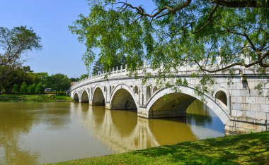 Singapur 'daki halk parkındaki Çin köprüsü. 