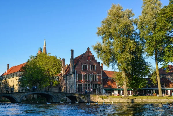 Kanallı Old Bruges şehri. 