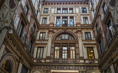 Heykelleri olan eski güzel bir Roma evi.