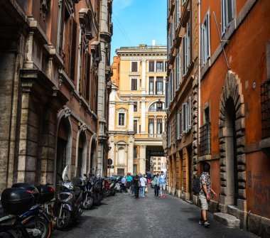 Heykelleri olan eski güzel bir Roma evi.