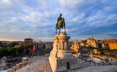 Vittorio Emanuele Ii 'nin bir atın üzerindeki heykeli. 