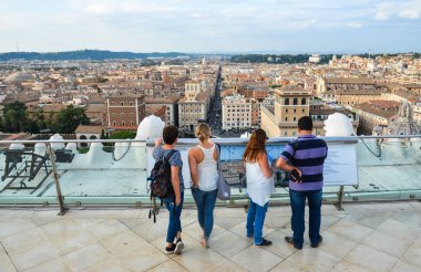 Eski şehir manzarasına bakan turistler