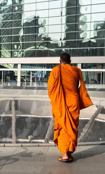 Een monnik wandelen in het moderne winkelcentrum — Stockfoto