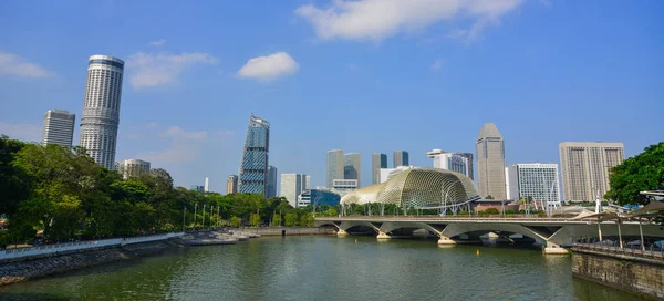 Río Singapur con rascacielos — Foto de Stock