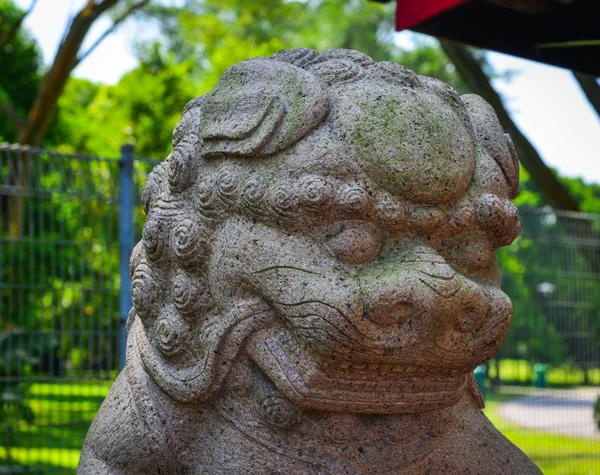 Estatua de león de piedra —  Fotos de Stock