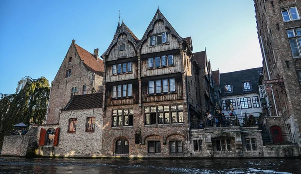 Paesaggio urbano di Bruges Vecchia con il canale — Foto Stock