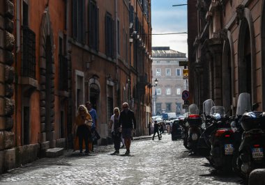 Heykelleri olan eski güzel bir Roma evi.