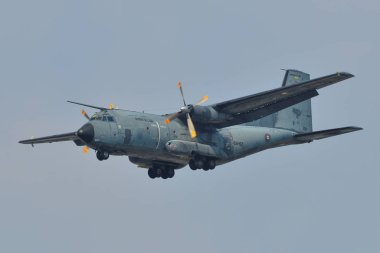 C-160 nakil uçağını çevir.