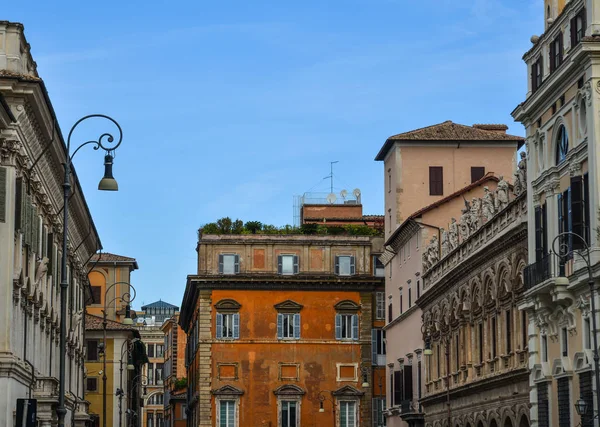 Römisches altes schönes Haus mit Skulpturen — Stockfoto