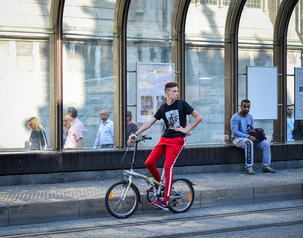 Mladý muž na kole ve starém městě — Stock fotografie