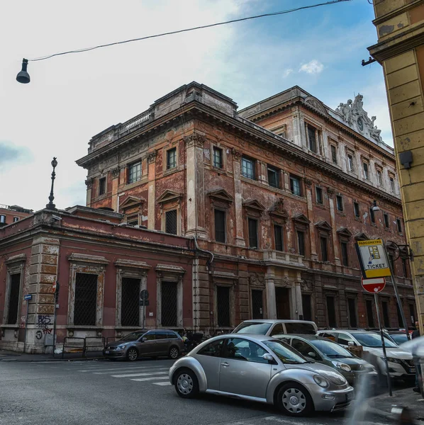 Heykelleri olan eski güzel bir Roma evi. — Stok fotoğraf