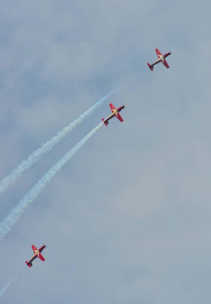 Aeronaves turbohélices de motor ligero que vuelan en el ai —  Fotos de Stock