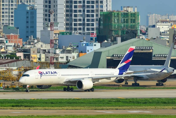 Avion à l'aéroport de Tan Son Nhat, Vietnam — Photo