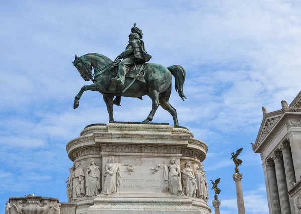 The statue of Vittorio Emanuele II on a horse — Stock Photo, Image