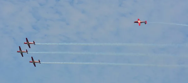 Turboprop-Leichtflugzeuge fliegen in der ai — Stockfoto