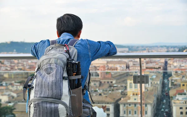 Touristen beim Blick auf das antike Stadtbild — Stockfoto