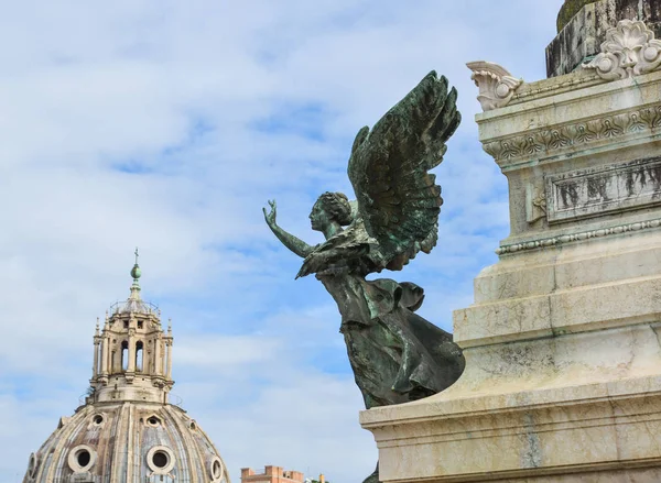 Ancien monument sur la Piazza Venezia — Photo