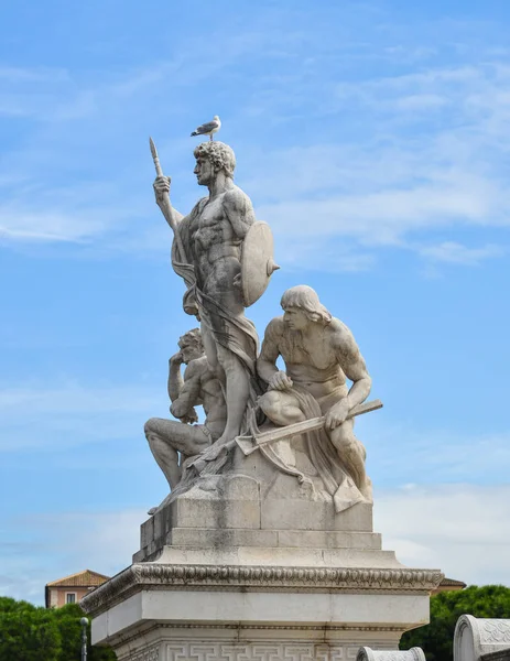 Древний памятник на площади Венеции — стоковое фото